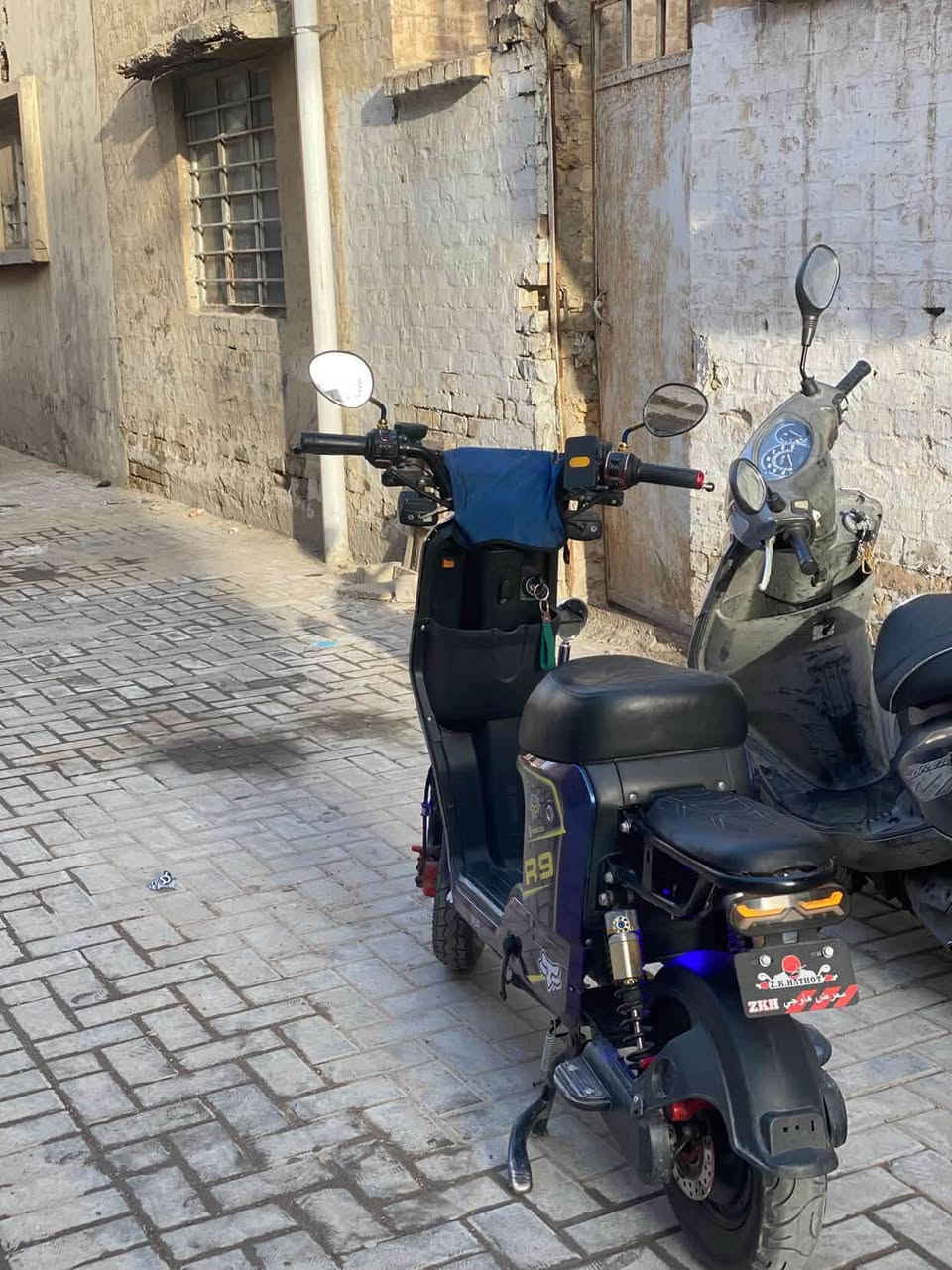 دراجه شحن البيع ار تسعه  العنوان بغداد المحموديه ناحيه الرشيد أي نقص مابيهه السعر ٥٠٠ وبيهه مجال خمس بطاريات ***********/***********
