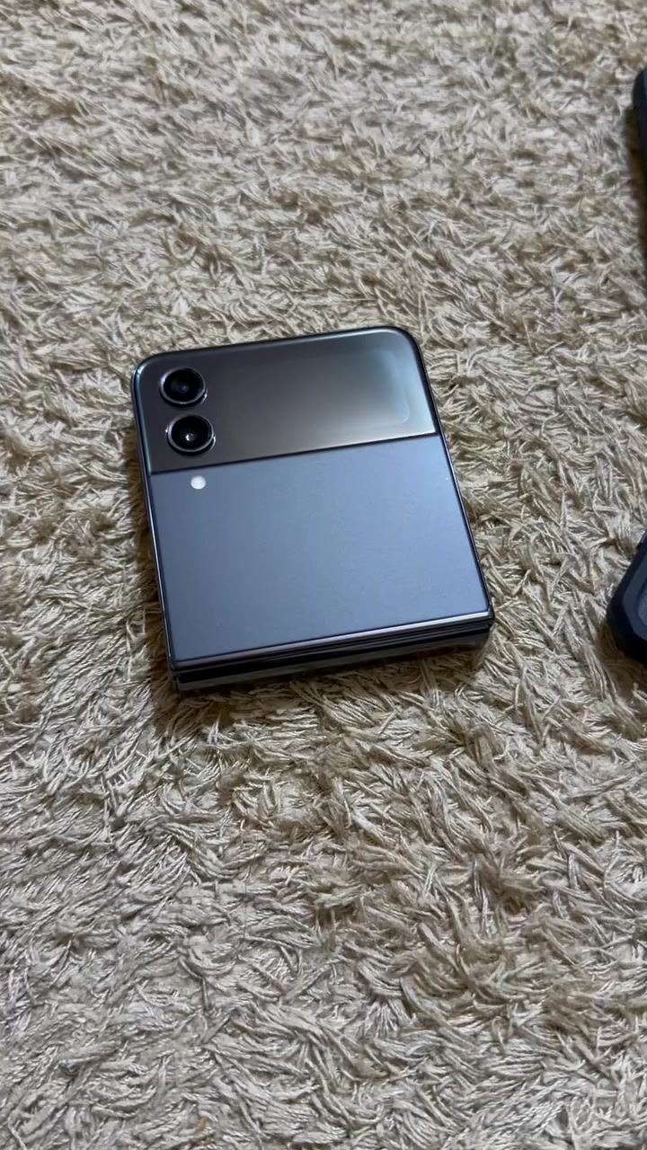 يا الله 
شباب نشرت هذني الموبايلات الي ما يعرف بيهن لينطي سعر وهوا ميشتري ف فردتهن وراح انشرهن كل واحد بمنشور
زت فلب 4 ذاكرة 256 جهاز جديد كلش مثل مجاي تشوف 
فقط فقط  السيم كارت ميشتغل لازم ينفتح بالحاسبه 
خلي سعر معقول وبالعافية واكو ناس تكول يدور تعليقات وميبيع
شنو فايدة التعليقات ف الي اريده منك لتعلق اذا يفيدك 
 خابرني او راسلني واتساب ***********
