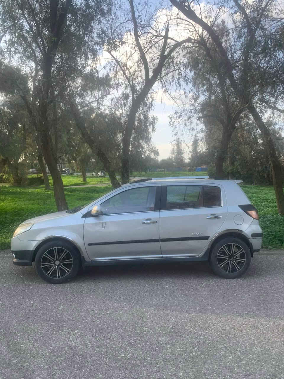 جيلي كروز ام كي  
موديل 2013 
*سيارة رقم سليمانية و بسمي ثاني يوم تحويل 
*دفتر بنزين موجود
*محرك 1.6 و گير عادي . بشرط 
*سيارة بدون ضربة او صبغ مكفولة
*تبريد مضبوط ❄️ 
*تايرات جديدة 
*دبل كونترول 
*4 جامات كهربائي 
*شاشة مع كاميرة خلفية 
سيارة كلش نضيفة و حيل اقتصادي و مابي اي نواقص سيارة جاهزة .  *********** واتس اب كركوك, العراق
