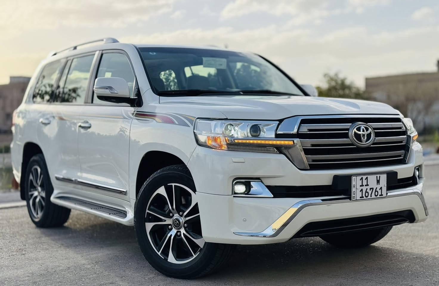 للبيع لاندكروز موديل 2017 ساز ابيض صدفي سته سلندر رقم بغداد وبسمي السياره،  المواصفات كشنين كهرباء 8 ايرباك دبل ماوس مري شفط وقلاب عند البك كشنات جلد حساس امامي وخلفي  بصمه تشغيل عدد 2 السياره 4️⃣ كامرات جديده ومكفوله كفاله عامه من الحادث والصبغ عدا الجاملغ الخلفي مصبوغ والسعرللاتصال***********
مكان السياره  بغداد
