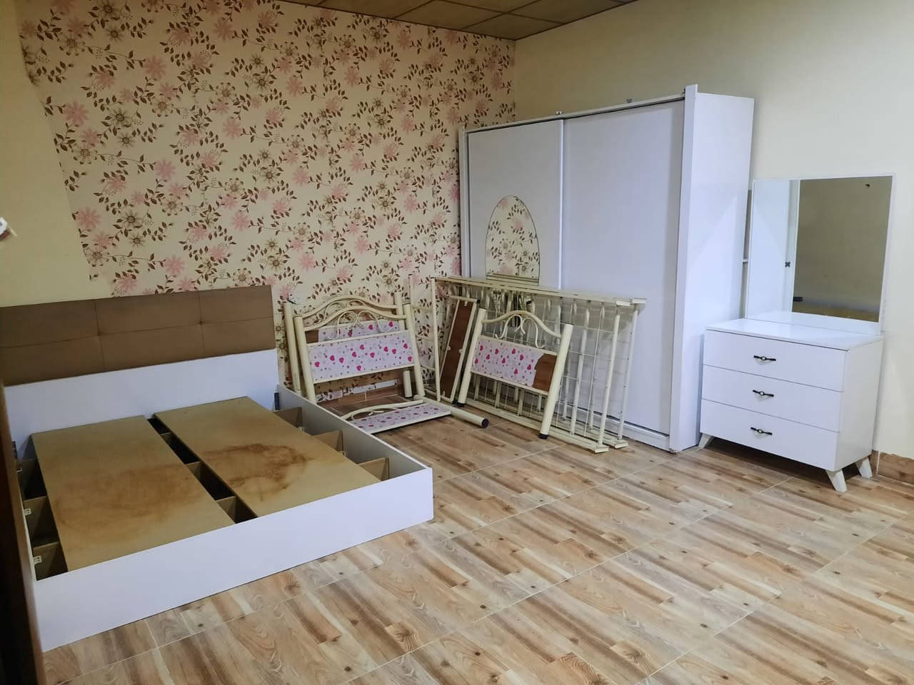 العنوان /  سرجنار شارع ابو سناء مجاور فندق برج الحياة بالضبط للاستفسار الاتصال 
***********
 واتساب ***********
