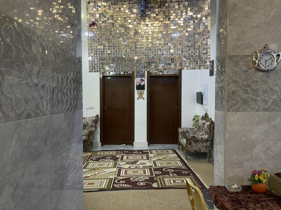 ✨ فرصة مميزة للبيع – دار زراعي 250م ✨
📍 الموقع: شارع حسينية الإمام الغائب
🏡 مساحة 250 متر – تصميم عملي ومريح

🔹 البيت مبني كونكريت طابوق
🔹 حديقة خارجية جميلة
🔹 شقتين منفصلات (وحدة بدرج خارجي + وحدة بدرج داخلي)
🔹 منظومة كاميرات مراقبة

🔸 الطابق الأرضي يتكون من:
✔️ استقبال أنيق
✔️ صالة واسعة
✔️ غرفتين
✔️ مطبخ حار + بارد
✔️ صحيات داخلية وخارجية
✔️ مناور + مجمع صحيات

🔸 الخدمات متكاملة:
💧 ماء
⚡ كهرباء
🛣️ مجاري
💡 أعمدة إنارة

بيت متكامل وجاهز للسكن… فرصة لا تعوض 🌟

📞 للاستفسار:
***********
***********
