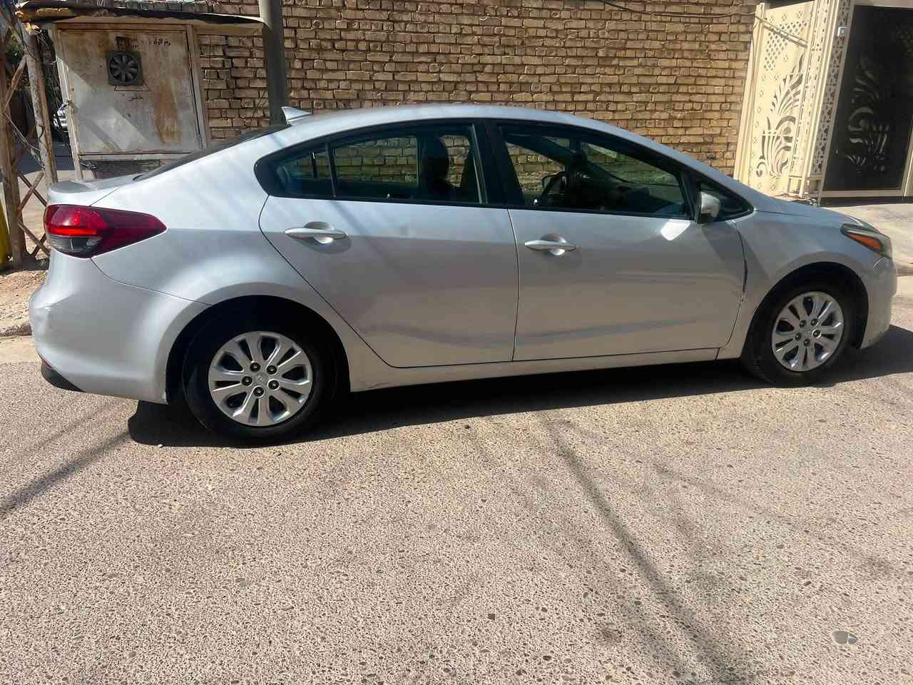 🚗 كيا فورتي 2017 للبيع
المواصفات:
 المحرك: 2000 دوش (DOHC)
 المسافة المقطوعة: 82 ألف كم
 ناقل الحركة (الگير): أوتوماتيك (AT)
 أنظمة القيادة: 3 أنظمة قيادة مختلفين
 التبريد: جديد وشغال 100%
 المميزات: كاميرا خلفية
 الرقم: بغداد حرف ألماني/إنكليزي جديد
📄 الوضعية والسنوية:
 السيارة بأسمي والتحويل ثاني يوم مباشر.
 الحادث: جاملغ أمامي مع ضربة بسيطة بالبنيد (صور الحادث وفحص السونار موضحين بالمنشور للأمانة).
💰 السعر: 128 ورقة وبيه مجال بسيط للشراي الجاد.
📞 للتواصل والاستفسار: ⁠***********
