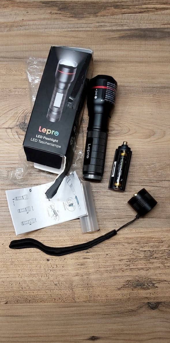 السلام عليكم 

 مصباح Lepro LE20027 LED يدوي 

المواصفات :
- الإضاءة: 300 لومن إضاءة قوية جداً، شعاع 120 درجة، تركيز قابل للتعديل للمسافات القريبة والبعيدة
- الأوضاع: 5 أوضاع - عالي، متوسط، منخفض، وميض، SOS للطوارئ
- البطارية: يعمل ببطارية 18650 أو 3 بطاريات AAA، يأتي مع حامل البطاريتين. البطاريات غير مرفقة
- التصميم: صغير الحجم، بلاستيك متين، مقاوم للماء IPX4 يتحمل المطر والثلج
- لون أسود

لمن يستخدم:
1. التخييم والرحلات لإضاءة المساحة أو المسافات البعيدة
2. الطوارئ وانقطاع الكهرباء مع وضع SOS للاستغاثة
3. الاستخدام اليومي تمشية الكلب، العمل بالخارج، البحث في الأماكن المظلمة.


**إذا كنت صاحب هذا الإعلان وتريد حذفه لأي سبب، رجاءا أرسل رسالة إلى الدعم الفني**