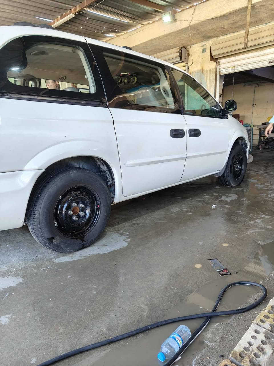 السلام عليكم دوج كرفان ٢٠٠٢ ابيض رقم دولي بغداد هزه جديده مصبوغه عام  سنويه ٢٧ بسمي كير محرك تبريدقطعه واحده تخم تاير شاشه كامره محرك ٣٣٠٠شاصي قصير كله على الفحص  السعر ٦٥ وبيها مجال ت*********** مكانها سماوه
