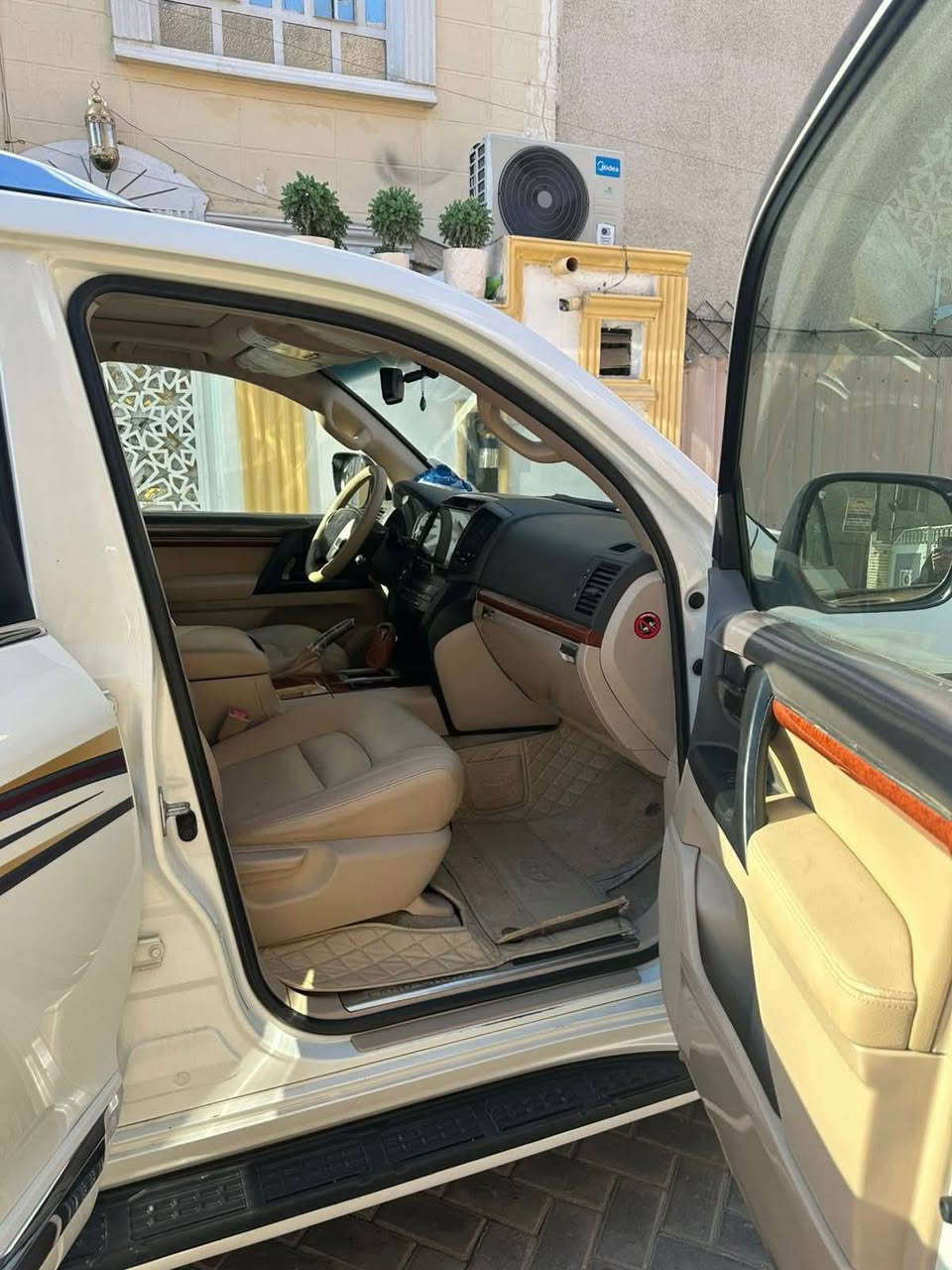 سلام عليكم من رخصت مدير الكروب سياره لاندكروز لبيع مديل ١٣ فول مواصفات بس بارد واضح بل صوره اني مكلف بنشر *********** هاذ رقم صاحب سياره
