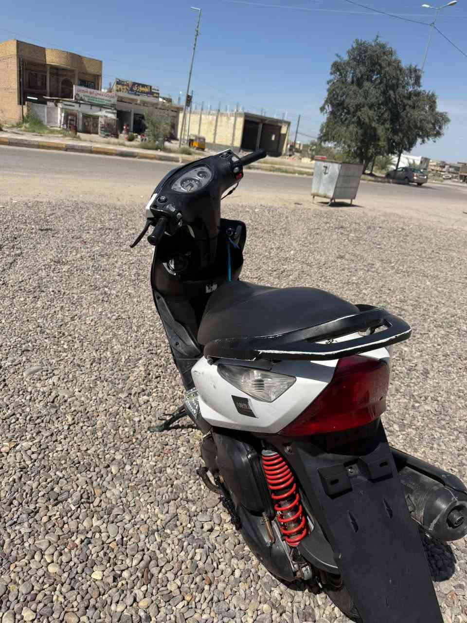 مستعجل
السلام عليكم ماكس ثعلب للبيع نضيفه بيها شلعه حلوه يحتاج بس كهربائيات جم كلوب ب 400  وبيها مجال قليل حك الجيه 
مكان التاجي سبع البور 
***********
