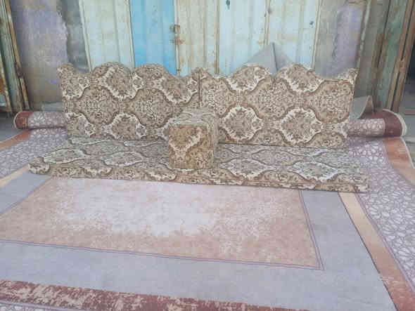 جلسه ملكيه كويتيه استعمال قليل ارتفاع دوشك ١٠ سم 
مع زوليته كامله ٧ ب ٤)))) ٧ دوشك ١٢ ضهر ٧ تكيات ٢ زوايه جلسه مرتبه وفراشه نضيف سعر 375 الف 
يوجد خدمة توصيل العنوان الخضر شارع جياشي محلات ال حجي رشيد 😍😍 ***********
