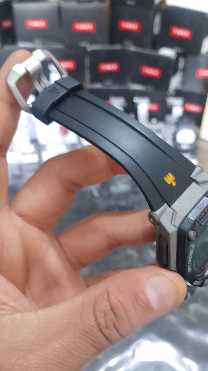 Timex Ironman Classic Heart Rate (HRM)
جديد وكالة مع العلبة والملحقات 
تتميز هذه الساعة بالعديد من المواصفات والميزات المصممة للرياضيين وأنماط الحياة النشطة. 
مراقبة معدل ضربات القلب: تتميز بميزة مراقبة معدل ضربات القلب والنشاط اليومي بسهولة اللمس. 
مقاومة الماء: مقاومة للماء حتى عمق 50 مترًا (160 قدمًا). 
الإضاءة الخلفية: مزودة بإضاءة خلفية INDIGLO لسهولة القراءة في الظلام. 
تتبع النشاط: تتضمن عدادًا يوميًا للخطوات والسعرات الحرارية والمسافة. 
الميزات الرياضية: تحتوي على كرونوغراف (ساعة إيقاف) مع ذاكرة لـ 30 لفة، ومنبه، ومؤقت تدريب. 
التصميم: تأتي بعلبة من الراتنج (حوالي 43 ملم) وحزام من الراتنج أو السيليكون الأسود المريح. 
البطارية: تعمل بالبطارية ولا تتطلب شحنًا يوميًا، مع غطاء للبطارية في الخلف لسهولة التبديل.


**إذا كنت صاحب هذا الإعلان وتريد حذفه لأي سبب، رجاءا أرسل رسالة إلى الدعم الفني**