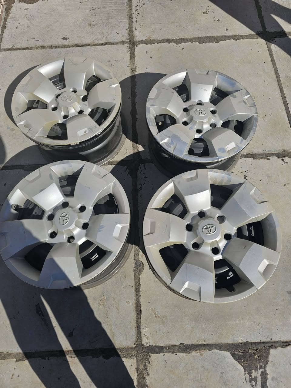 ٤رنكات تويوتا فورويل مع الكبات قياس 17 السعر ٣٢٥ الف رقم النقال ***********
