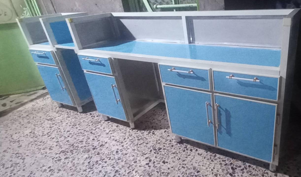 للبيع نضيف جدا الطول ٢٩٠سم يصلح لمحل موبايلات أو صيدليه
*********** 
السعر ٣٥٠٠٠٠ وبيه مجال
