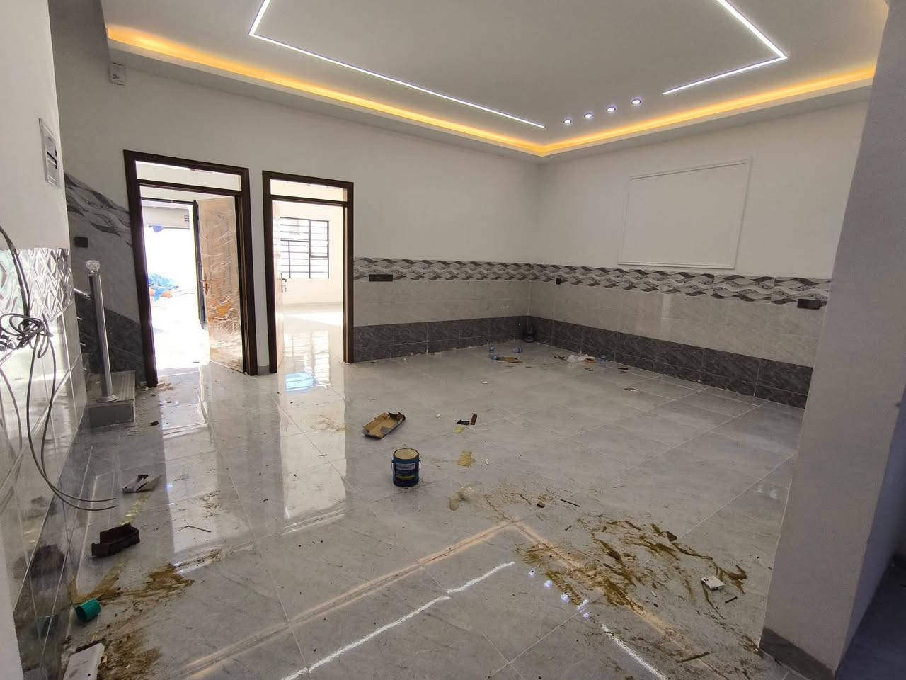 دار للـــــبيع
#الموقع/ حي الملايين الثانيه مجمع الملك
#مساحة / 180 م واجهة 9 م
الاتجاه / قبله
طابقين بناء حديث زيرو تسليم فوري
ط1 غرفتين نوم وهول واستقبال ومطبخ وصحيات وكراج 
ط2 اربع غرف نوم وصحيات وهول
للاستفسار عن السعر الاتصال 
***********
***********
‏‪***********‬‏
#مكتب انوار الموصل للعقارات
البناء الجاهز سايدين حي العربي مقابل الكمارك
