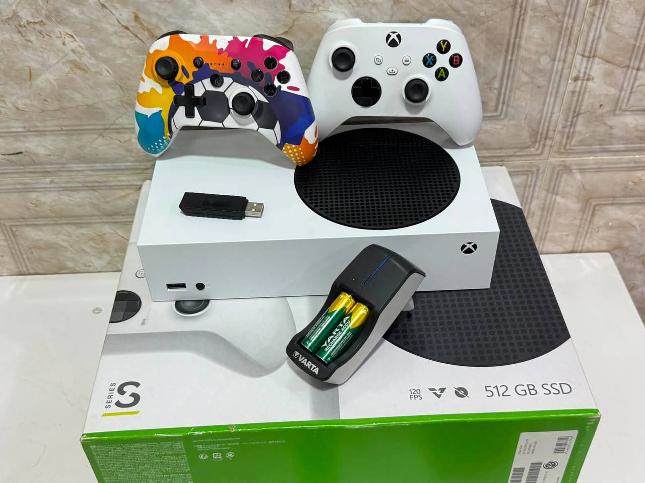 للبيع: جهاز Xbox Series S بحالة النظيف جداً (جاهز للعب الفوري) 🎮🔥
للبيع جهاز ألعاب الجيل الحالي إكس بوكس سيريس إس (Xbox Series S) بحالة شبه جديدة واستعمال قليل جداً (أخو الجديد)، الجهاز نظيف ومحفوظ بحالة ممتازة ومعه كامل ملحقاته الإضافية التي توفر عليك قيمة الشراء منفصلة!
📦 تفاصيل ومحتويات العرض:
 الجهاز: Xbox Series S بلونه الأبيض الأنيق مع الكرتون الأصلي.
 الذاكرة: 512 جيجابايت SSD سريع جداً لتحميل الألعاب (صنع وإصدار 2022).
 أيدِي التحكم (الجويستكات): عدد 2 جويستك أصلية (الأبيض الأصلي + جويستك إضافية بتصميم فني ملون وجميل كما موضح في الصور).
 الطاقة: شاحن بطاريات أصلي من ماركة VARTA العريقة مع بطاريات شحن قابلة لإعادة الاستخدام.
💰 السعر: 440 ألف
📍 العنوان: الحلة - الورديه داخل
📞 للتواصل والاستفسار (واتساب أو اتصال): ***********
