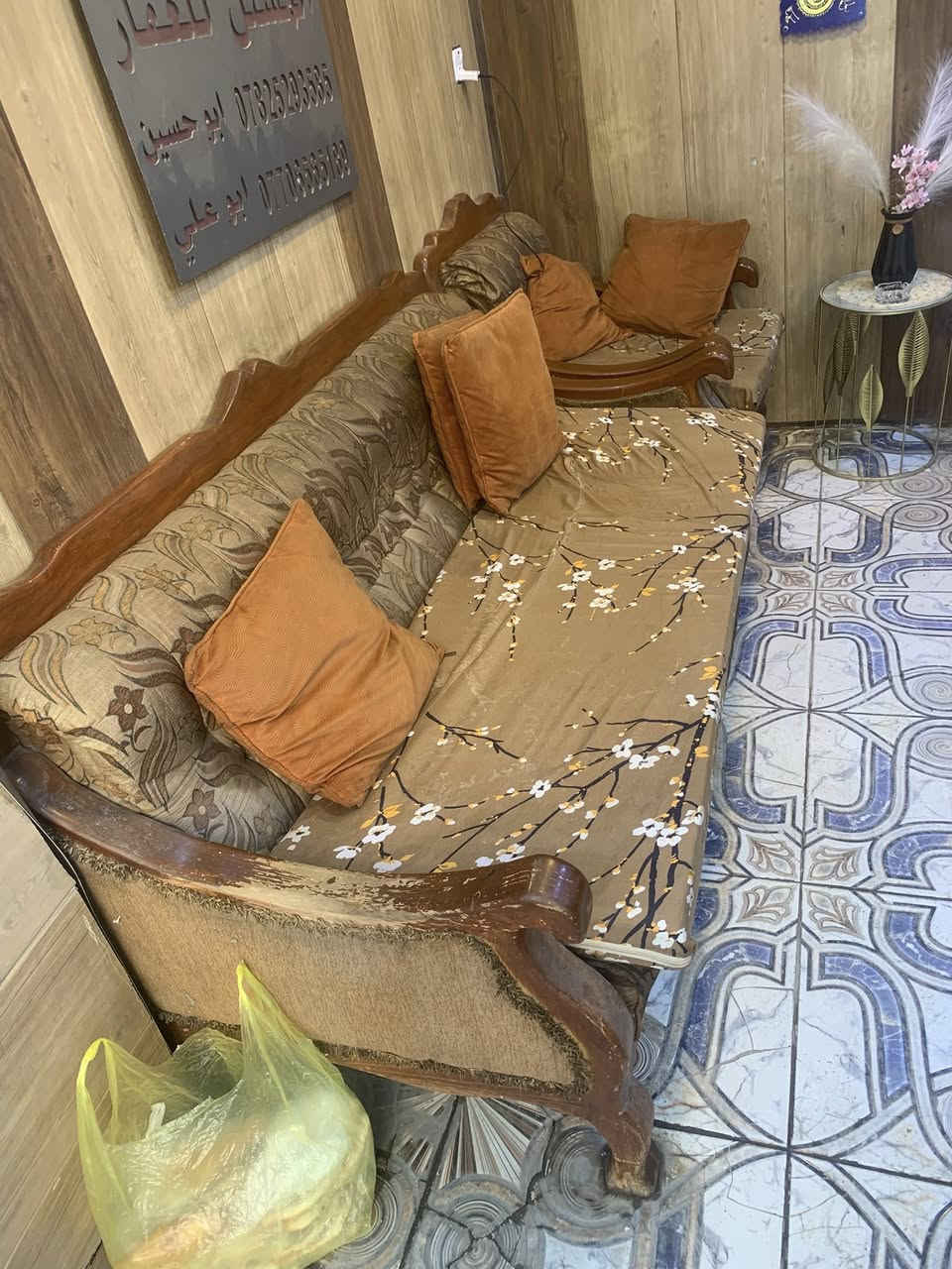 السلام عليكم
تخم كامل قنفتين وثلاث كراسي خشب اصلي 
عنوان بغداد الحرية ***********
