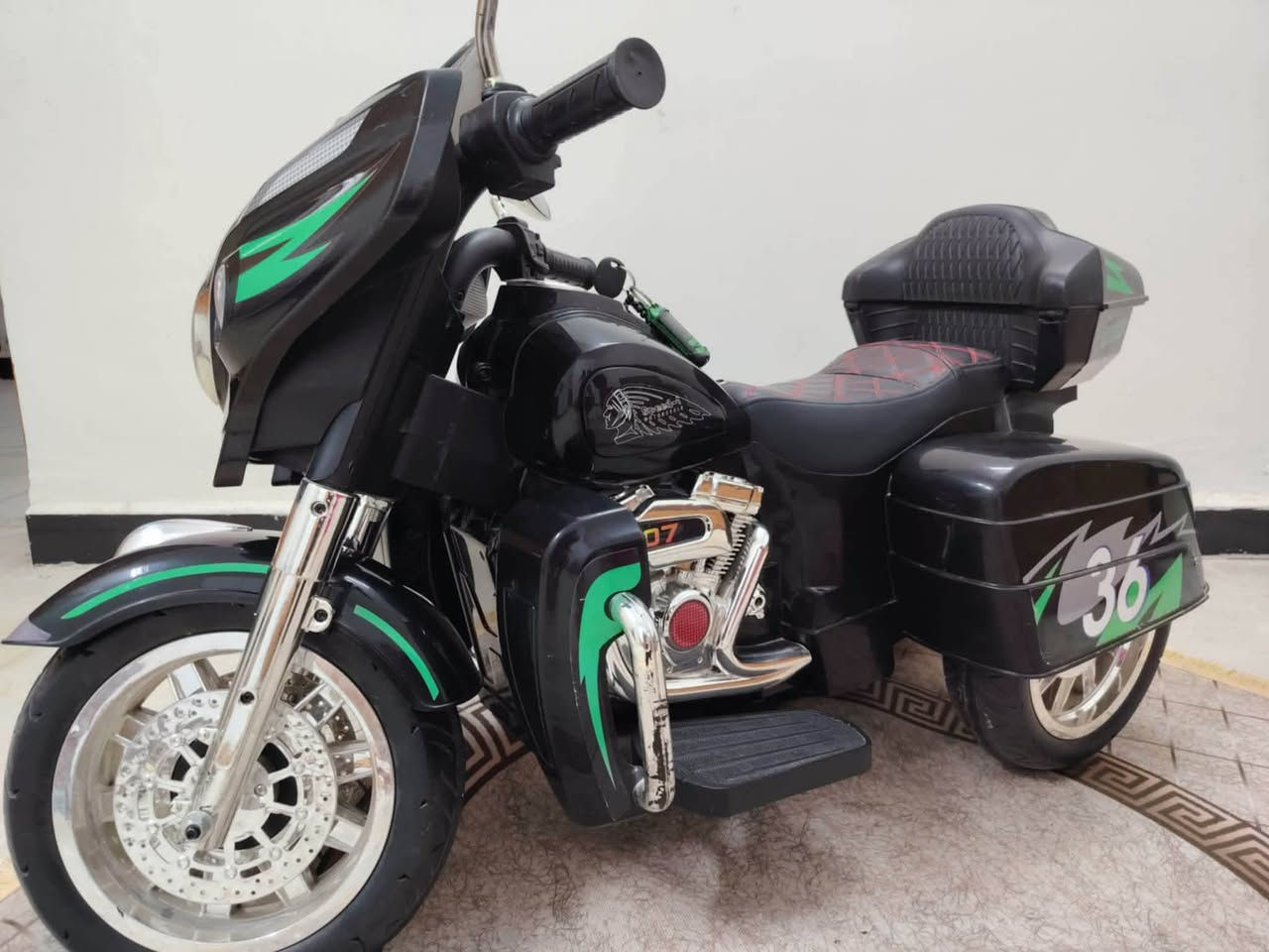 السلام عليكم
دراجة شحن مستخدمه اسبوع فقط نضافه 98 مثل مواضح بالصور كلش نضيفه 
مع سويج عدد 2 مع ابلاتوث مع شاحنه اصليه مع اناره اماميه
العنوان حي الحسن العسكري 
للاستفسار الاتصال ع *********** 
 السعر خاص
