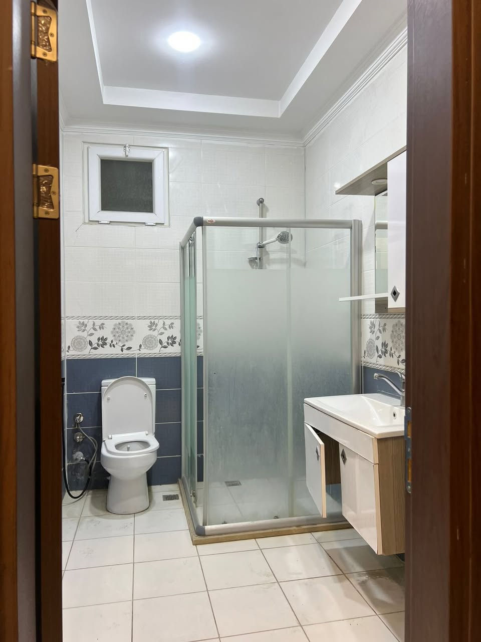 شقه للايجار واجهه داخلي روز تاور طريق كويه غرفه وصاله ب200دولار
***********
