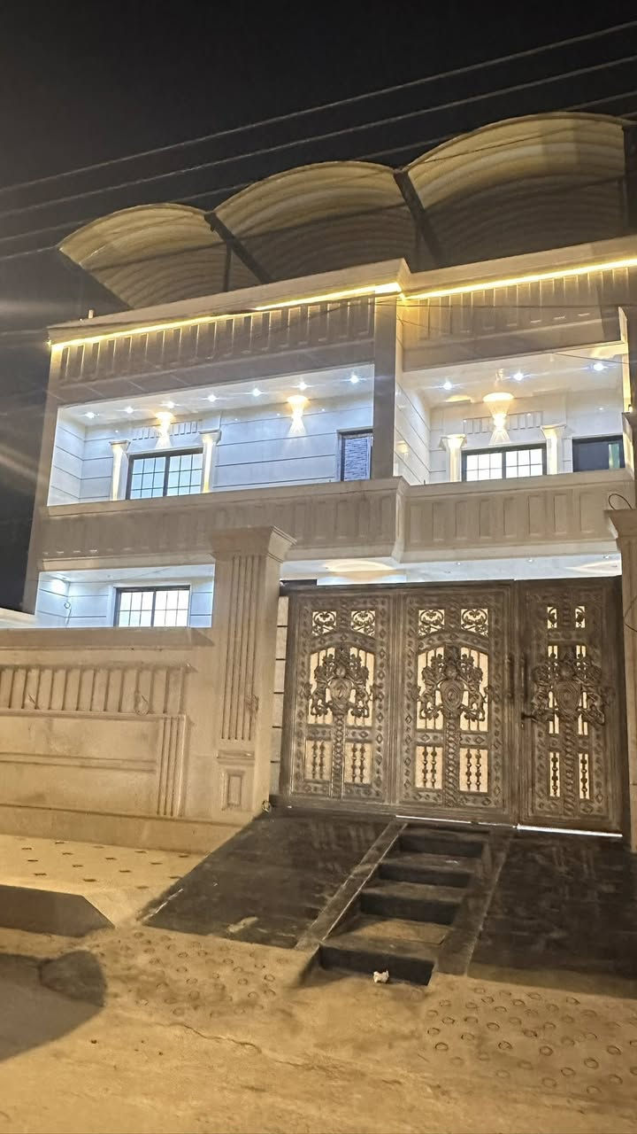 سلام عليكم بيت للبيع في منطقه الجبيله قرب جامعه الكنوز لطب الاسنان قريب على مول السلطان بيت مساحه ٢٥٢وبي فطله ١٢متر المساحه الكليه ٢٦٥ البيت ٣طوابق يحتوي على ٨غرف مطبخ ٢ صحيات ٥ بيت جديد ما صارله سته اشهر من كامل يحتوي على حديقه داخله وخارجيه وكراج لسياره بيت كله مرمر ارضي والواجها مرمر كامل متكمل واكو صور اذا اتريد ادزلك راسلني واتساب  سعر البيت مليار و١٠٠ وبي مجال بسيط ايي استفسار ***********
