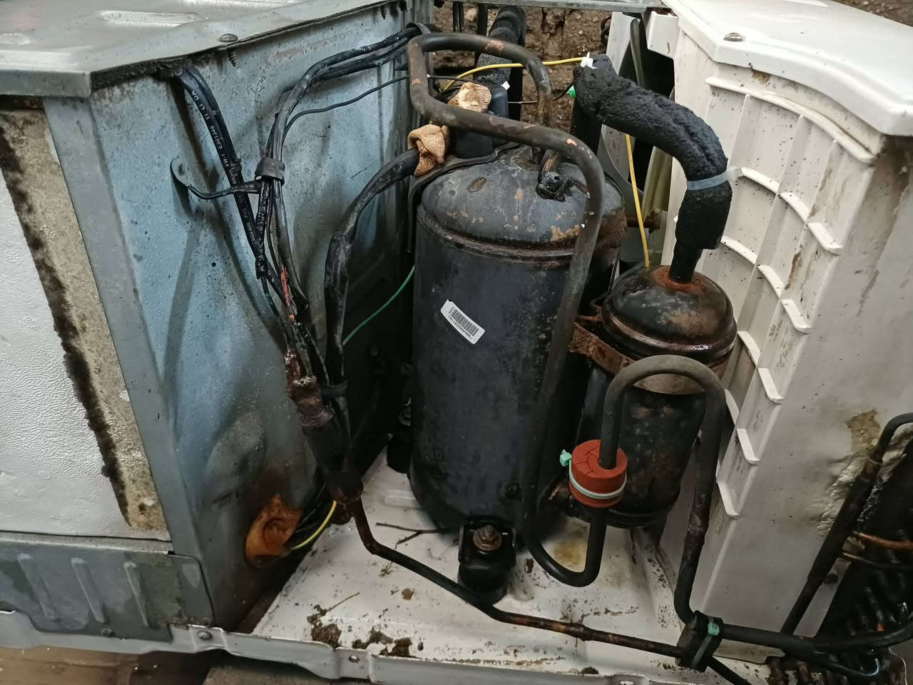 مكيف وستن طن ونص نظيف سعره ١٢٠ وبيه مجال قليل عنوان قبله هاتف ***********
