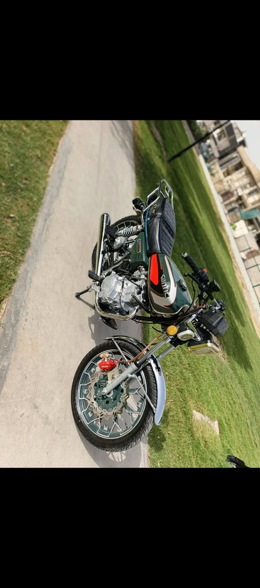 سلام عليكم دراجه سيفان موديل 2024 كاملا مانقصها شي مكينه مامضروب بيها برقي مكينه 200 بغداده شارع حي الشرطه رقم الهاتف *********** ؟السعر 750 الف
