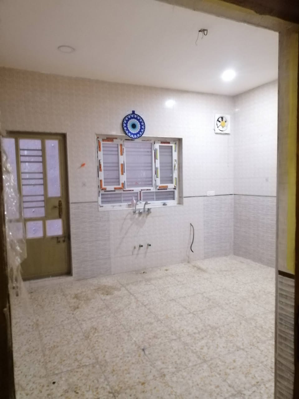 بيت للايجار ٤ غرف و٣ حمامات وصالة ومطبخ وكراج حي الخضراء 180 متر بناء حديث قرب مجمع المدارس. للتواصل الرقم اول تعليق
