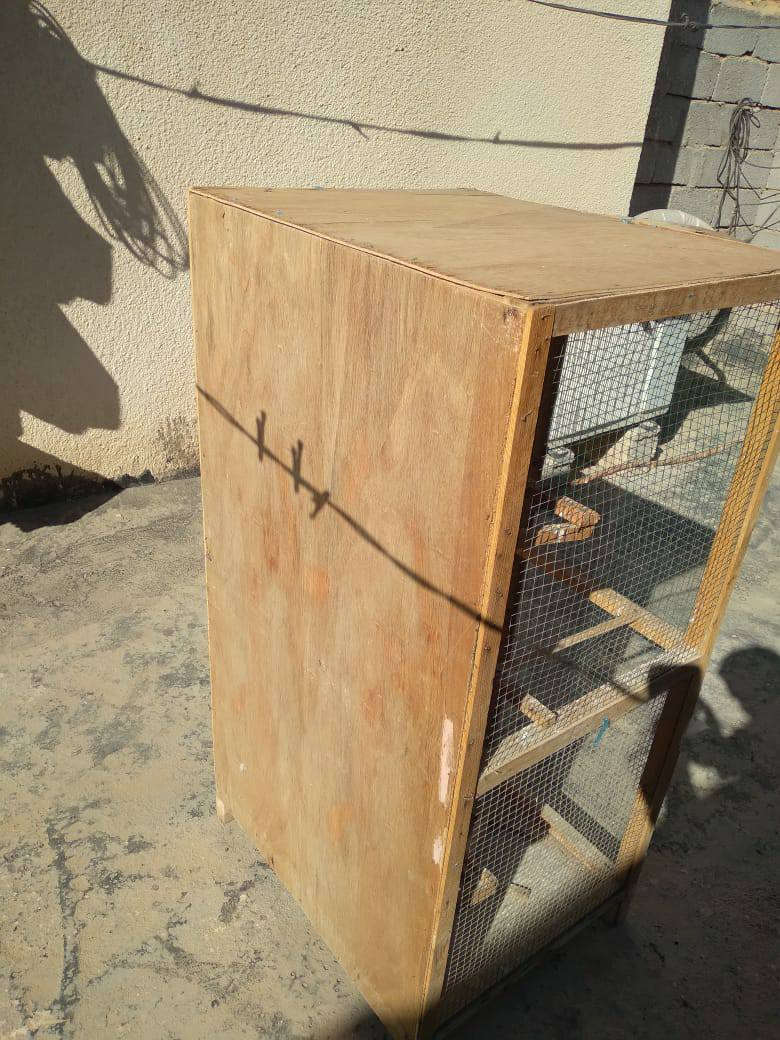 قفص الرتفاع متر و20 والعرض ٦٥ والنزال ٥٠ قفص نضيف السعر ٤٠الف كربلاء الحر***********
