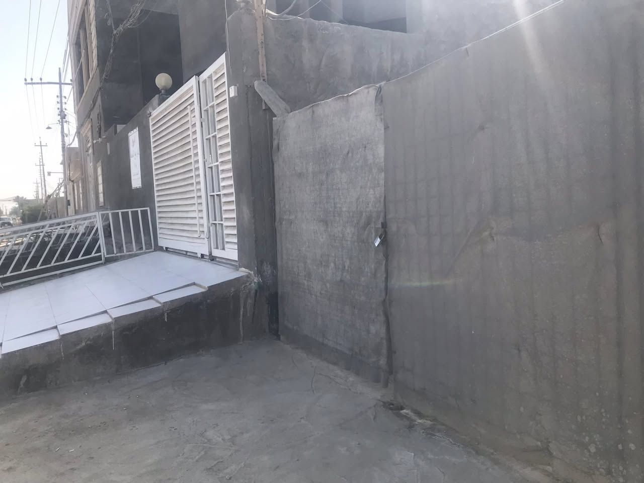 السلام عليكم ورحمة الله وبركاته
للبيع دار طابو صرف
موقع جيد 
حلة ناحية ابو غرق خلف السوق شارع المركز قريب على شارع كربلاء
على شارع تبليط ١٥ متر على ساحة الضغط

المساحة الكليه ٣٠٠ متر 

مبني  ٢٠٠ متر طابق واحد غرفتين نوم مدخل غرف هول استقبال مطبخ حار بارد مدخل مخزن مناور صحيات داخل وخارج 
طابوق جمهوري
ارتفاع ٣،٥
التاسيسات كهرباء بوري ماء مجاري كاميرات 
بناء سنة ٢٠٢٣
١٠٠ متر ٥*٢٠ بصف البيت

السعر وصور الداخل راسلني علواتساب

***********
