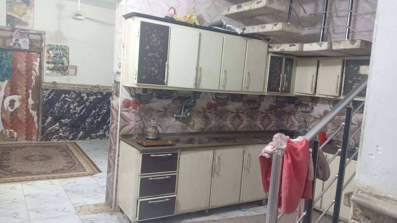 سلام عليكم بيت البيع مساحه 100متر البيع نضيف قاط ونص عكاده مكان حي الغدير مقابل أسواق فطومه قريب شارع ثالث بيت يصير شارع وهاذه رقمي ***********
