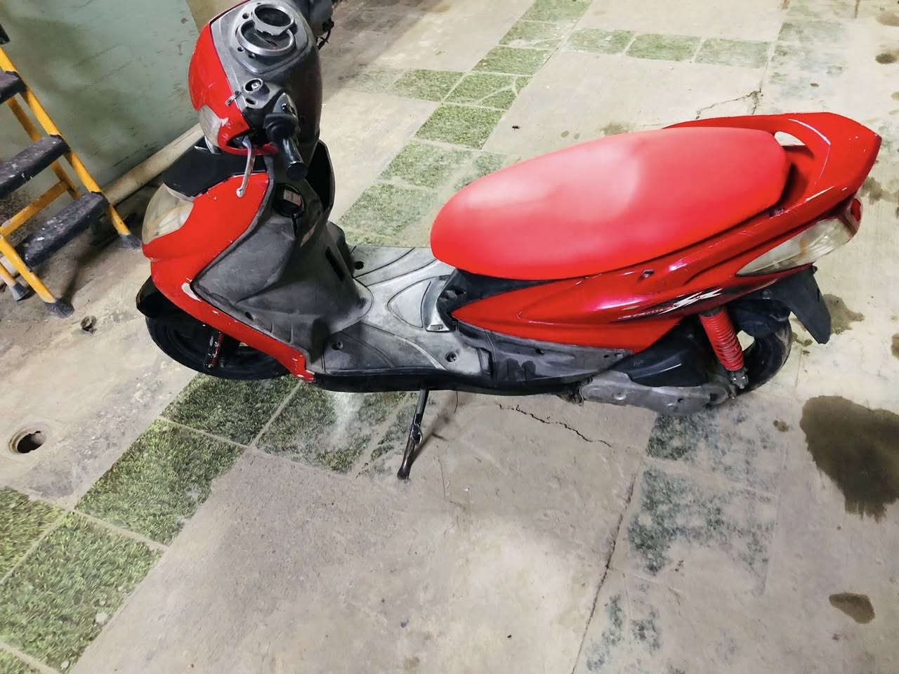 السلام عليكم سكنس فحل نوزل للبيع الدراجه كلشي مابيه نقص فقط ستاند خلفي الدراجه شلعه ومعدل كهربائيات كله شغاله الدراجه كلى اسبوعين ادرله دهن امزويل السعر 550بيه مجال بسيط العنوان بغداد حي اور قرب جامع الفردوس ***********
