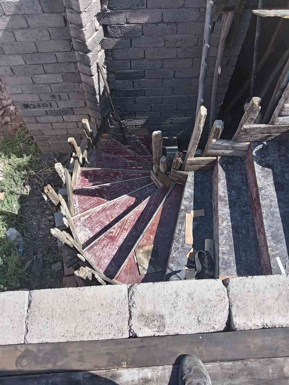 اسلام عليكم نجار متفرق اسعر مناسبه وشقل حلو بيت بيتونه مقاصل دنك رقم ***********
