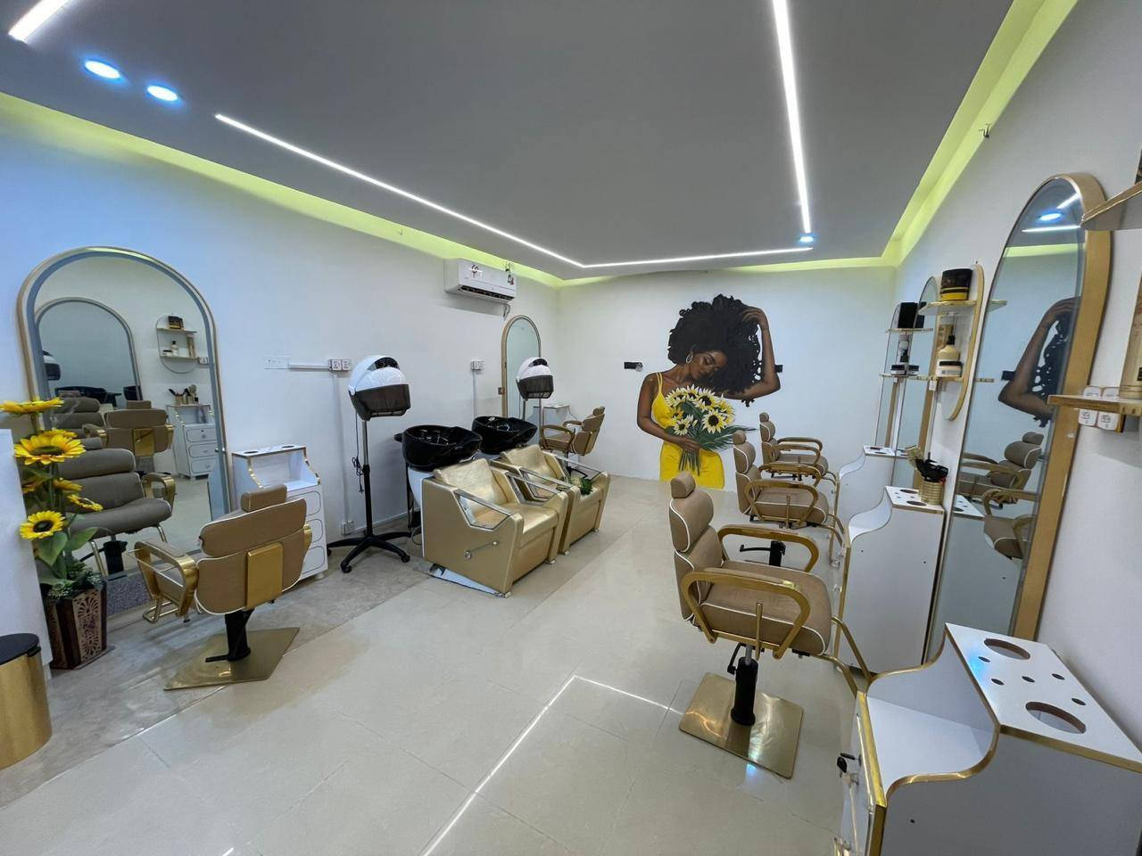 صالون نسائي كامل للبيع الاستفسار والتواصل على الرقم ***********
