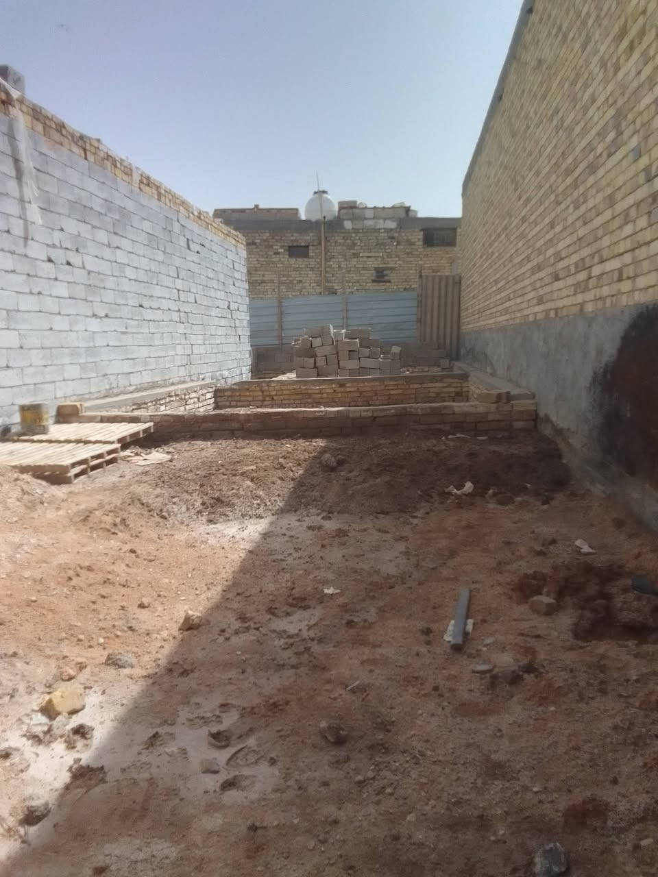 🏠 للبيع قطعة أرض 100م² 
📍 حي العسكري - الديوانية - نهاية شارع مركز التحدي

✅ التفاصيل:
▪️ الواجهة 5 متر × النزال 20 متر
▪️ سند 25 زراعي عقد أصولي وجاهز
▪️ بيها 1000 ابلوكه+ بتلو   جاهز للبناء
▪️ كهرباء + ماء واصلة للقطعة
▪️ تبعد 50 متر فقط عن الشارع المبلط

💰 السعر المطلوب. 8.  مليون دينار عراقي
وبيها مجال بسيط للشراي الصدگ

📞 للاستفسار والمعاينة: ***********.  

***********
@إشارة بيع وشراء العقارات في مدينة الديوانية
