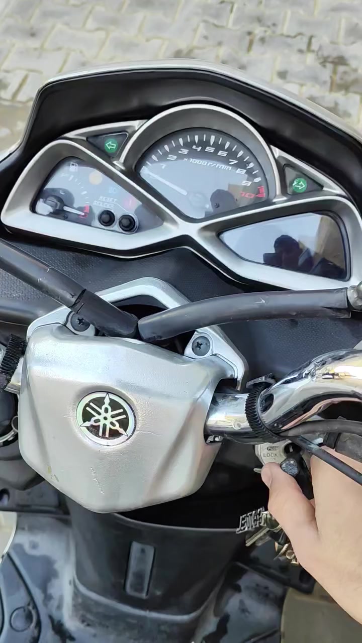 ماجستة اس ياباني
السعر: مليون دينار
بيها مجال بسيط
محرك155cc
طلاعات
قبغ نفخ
استان حساس
اضافاتهة:سيباية اصلية + حاضنة اصلية 
تاير خلفي اصلي جديد+باتري جديد + دسكات +قايش اصلي جديد
+فيت بم اصلي_ الدراجة بلادية مابيهة شي تجاري 
دراجة محركهة نشط لا تبخير او لا تنقيص نضيف المحرك
امداري بانزين محسن دهن موتل مي راديتر يورول شوفت عينك المحرك كامل امكمل بيهة بس هاي الضربات الموضحة والبك لايت طافي فقط
مكاني-بغداد-الكاظمية 
للتواصل:***********
