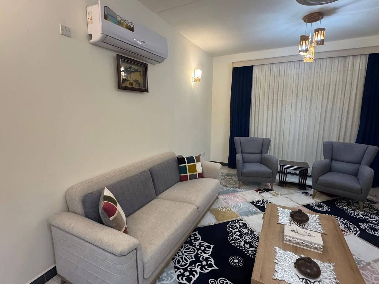 ٠٠للبيع ٠للبيع 
 دار مساحة 200م طابقين 3 غرف نوم اسويتات 
موقع ممتاز مجمع  قرية الغدير2 قرب مول هافانا 
للأستفسار اتصل ***********  مكتب الامراء
