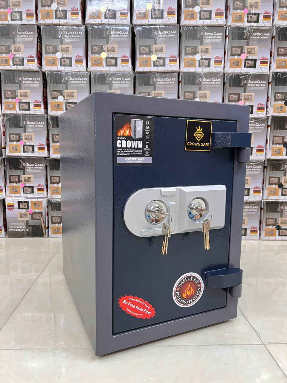 قاصة ثقيل حشوة صب ضد الحريق نوع كراون دبل كيلون تحتوي على رف مع قاصة داخلية شفتات عدد 6 وزن 55 كيلو 
ارتفاع 50 عرض 35 عمق 42 سعر 175 توصيل مجاني جميع المحافظات العراق للحجز والاستفسار مراسلة واتساب *********** خناقين, ديالى
