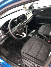 كيا ريو موديل 2023 وارد امريكي🇺🇸  خمس قطع صبغ بدون دواخل  هزه وفحص جدي...