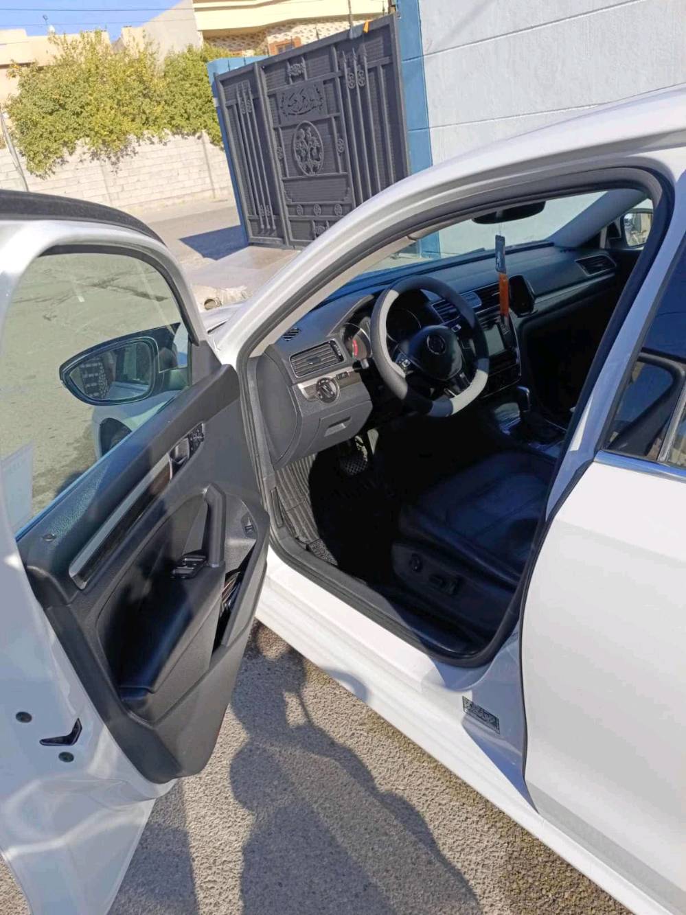 باسات فول مواصفات موديل 18 ورقم دولي وباسمي كشن جلد سقف سلايد حساسات بصمة شاشة كبيرة انترنت يفتح قنوات مشفرة وكشنات الامامي هيتر وكشن السائق كهرباء ومرايات هيتر يقلب ويا البك وبي كوبون بنزين والجامات والسلايد ينقفل من برة السيارة مجرد تلمس اليدة اذا كنت ناسي تقفلها.
بيع او مراوس بسيارة عالية عائلية .
مكان السيارة كركوك. لمزيد من المعلومات الاتصال 
***********