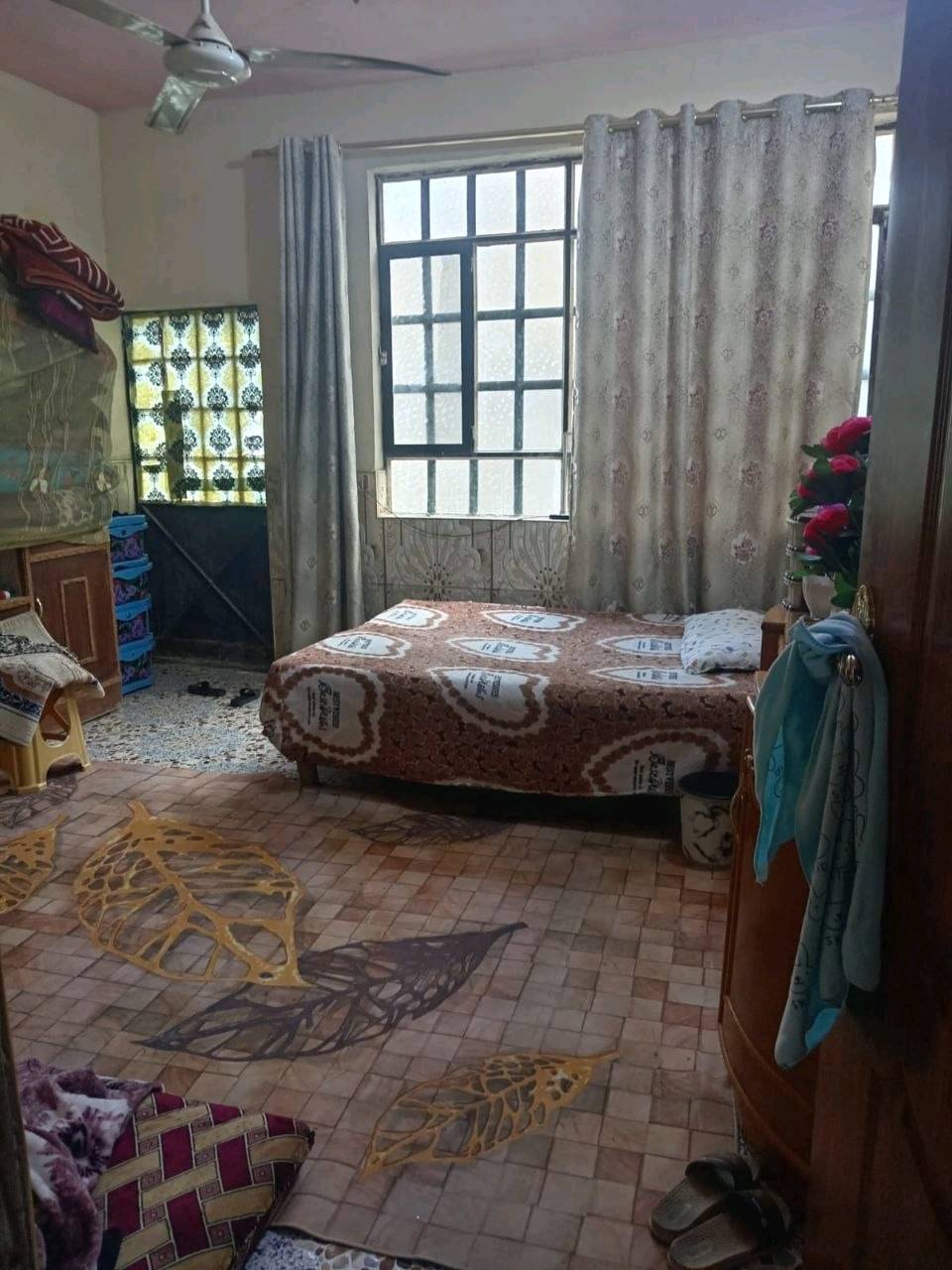 السلام عليكم يتوفر بيت طابو ملك للبيع طابقين المساحه 200 متر في بغداد بوب الشام قرب جامع الإمام علي الواجهة 8 م ونزال 25 الطول الطرمه 6 متر الاستقبال الطول 6 متر العرض 4 متر المطبخ طول 4 متر العرض 2 ونص الصاله الطول 4 متر والعرض 3 متر المنور طول 3 عرض. متر و نص غرفة النوم 4 + 4 ترك 2 متر حمام صحيات خارجي الطابق الثاني نفس الجوه نقص بالبيتونه ماكامله وارضية الاستقبال الفوك 4 + 4 بلكونه مترين على عرض البيت ودرج خارجي محل داخل البيت 3+ 3 المساحه 200 متر في بغداد بوب الشام قرب جامع الإمام علي الاستفسار والمراسله علي الخاص او واتساب ***********
شكد السعر المطلوب للبيت؟ وهل بيه قابلية للمساومة لو السعر نهائي؟: 
112 مليون 
الطابو الملك: شنو نوعه بالضبط وهل الأوراق كاملة وجاهزة للتنازل؟: 
بيت للبيع طابقين المساحه 200 متر في بغداد بوب الشام قرب جامع الإمام علي بن أبي طالب عليه السلام اوراق جاهزه للتنازل 
وين موقعه أدق بوب الشام؟ قريب لأي شارع/فرع/معلم غير جامع الإمام علي حتى يسهل على المشتري يوصله؟: 
بغداد بوب الشام قرب جامع الإمام علي عليه السلام 
البيت مفروش مثل ما ظاهر بالصور لو ينبيع فارغ؟ وإذا مفروش، شنو الأشياء اللي تبقى ويا البيع؟: 
الفرش لأصحاب البيت فقط البيت للبع 