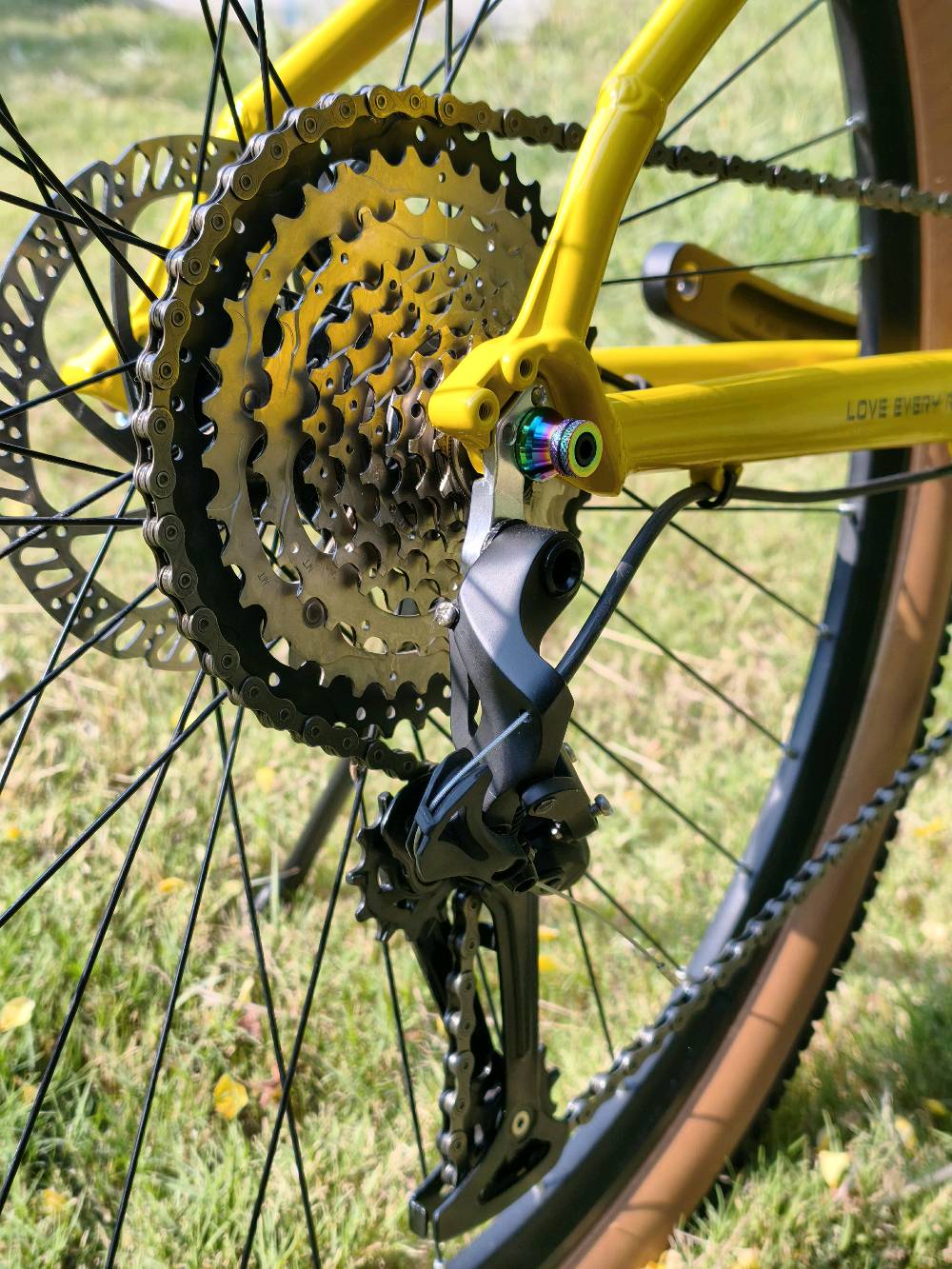 دراجة جبلية متطورة للطرق الوعرة. تتميز بهيكل بلون أصفر مشرق وتصميم يجمع بين الانسيابية والمتانة. مجهزة بمكابح قرصية قوية، ومغير سرعة متعدد المستويات لتجربة قيادة محسنة على كافة أنواع الطرق. المقعد واسع ومريح مع نظام تهوية ودعم إضافي. فرصة رائعة لعشاق المغامرة.