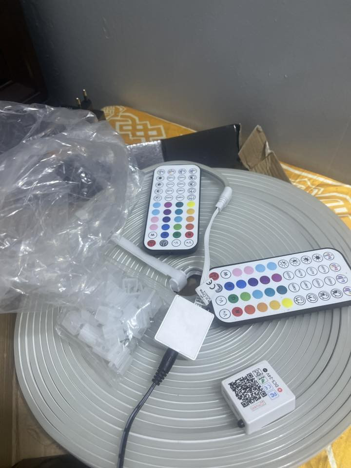 سلام عليكم شريط إضاءة LED يعطي شكل نيون مرن وينثني بسهولة جدا 

المميزات ♌️  

ضد الماء يعني تغسلة كلشي ما عليه 

تكدر تسوي بي أشكال هندسية وكلشي حسب شطارتك 

سميك جدا  يعني ما ينكطه لو تجيب مكص 

الاصلي مال امزون يعني مو من لعراق يجيبو تجاري 

للتواصل ***********

ماعندي توصيل محافظات فقط كربلاء اجيبلك
