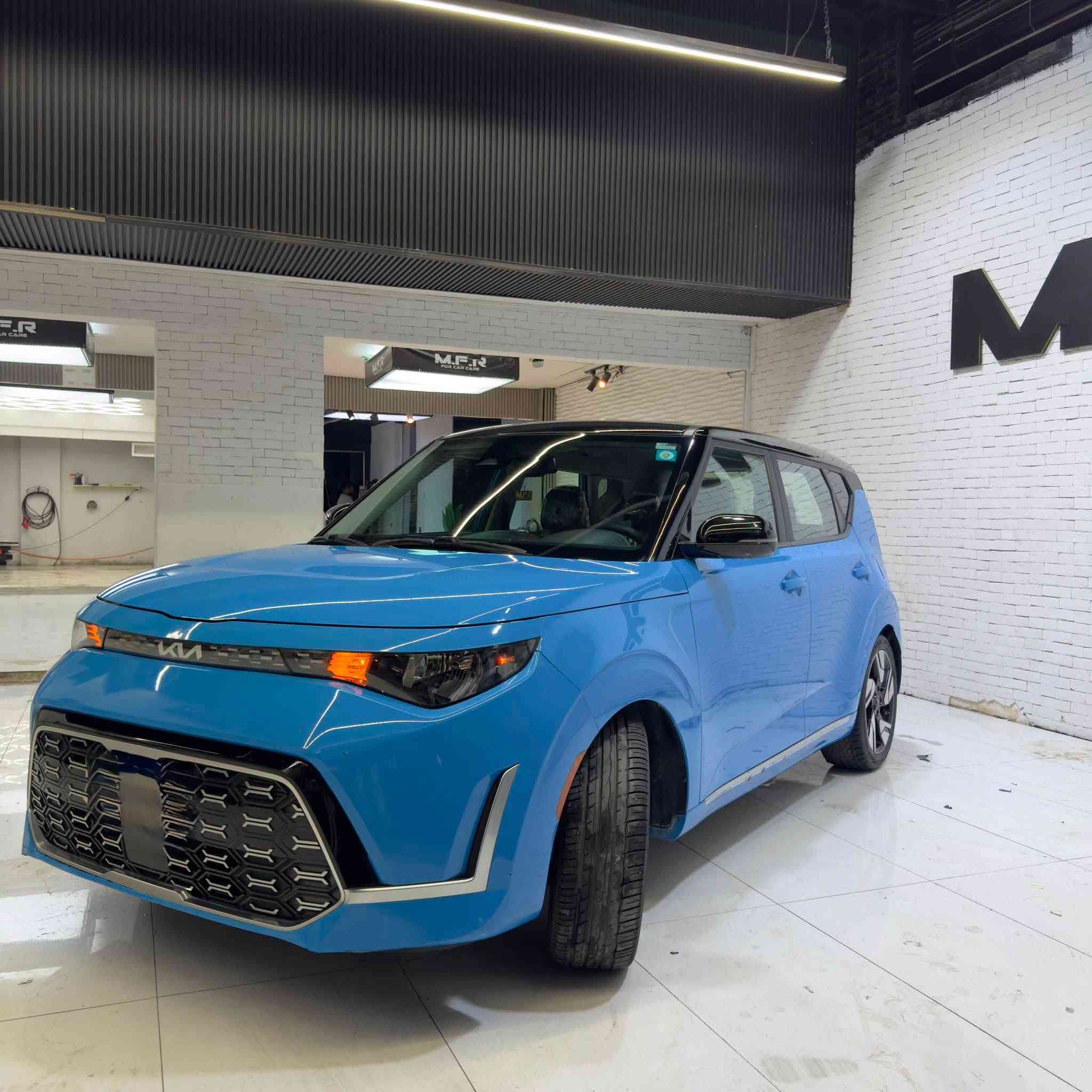 KIA SOUL  2023
وارد امريكي 
تو كلر
ماشيه 65,000km 
مرقم بغداد مكانها بغداد القاهرة 
حادث خلفي قبق جنطه تبديل  وجاملغ خلفي صبغ جهة سايق
بدون اي ايرباك 

كفاله شواصي لغود ايرباكات صدر راديترات كير مكينه 

مواصفات
    محرك 2.0 لتر 4 سلندر
    شاشة وسطية من 8 إلى 10.25
    دعم Apple CarPlay و Android Auto 
    كاميرا خلفية
    نظام المحافظة على المسار والتنبيه من التصادم الأمامي
    مثبت سرعة
    اشاير بل مري 
    بصمه تشغيل عن بعد
     شاحن لاسلكي
      وبعد بيها مواصفات 

السياره مال بيت اني مستوردها على ايدي وكلش نضيفه وصور كدامك داخلها يلمع كشنات صندوك تنتة ارضيات بس بيها طخات خفيفه جاملغ امامي  جهة سايق وجاملغ خلفي عكس سايق لانهو سياره طبكتها بشارع 
وبيها كم شخط مصورهم راسلني ادزلك ياهم 
السياره كلش نظيفه حيل  ما متعوبه ولا مال شغل ولا حته طالع بيها محافظات  تعال افحص وشوف
السعر146$ وبيها مجال بيع مستعجل

رقم:***********

