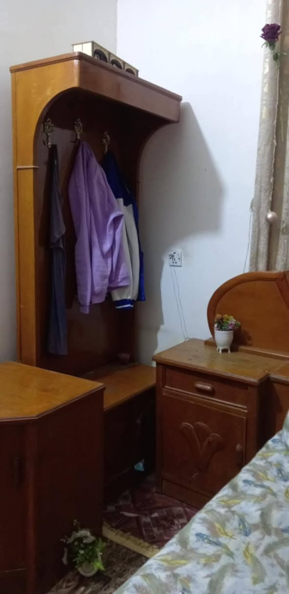 السلام عليكم غرفه للبيع نضيفه وخشبه صاج ثكيل سعره 650 وبيه مجال العنوان حله الرقم ***********
