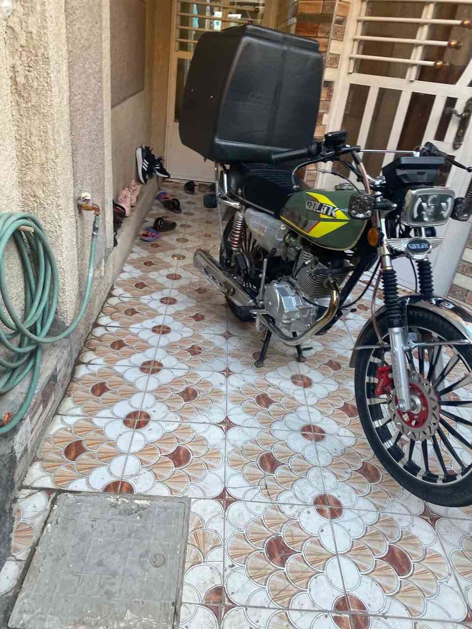 سلام عليكم دراجة ايراني سونك 5 كيرر مكينه 200cc دراجة موديل 2025 بعدها جديده لوك اي شي ما مفتوح بيها شرط الفحص اوراق اصوليه دراجة ما طالعه وما ماشيه هوايي قليل كلش تجي وتشوف بعينك مكاني بغداد الزعفرانية السعر 850 وبيها مجال الاتصال او واتساب *********** 
ملاحظة ال صندوق مو وياها
