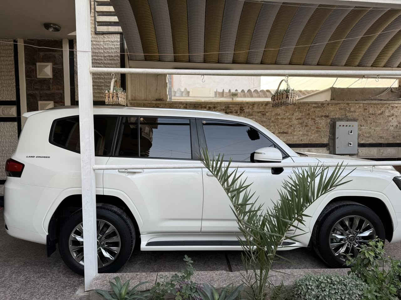 السلام عليكم للبيع لاندكروزر 2023 ساز اصلي رقم سليمانية ماشي 42 الف حقيقي مكينة 4000 تنفس طبيعي 

سيارة ساز اصلي تطبيق 3 شاشات حتى الإدامة مالتها كلها بالشركة سيارة كل عدتها موجودة السماعات وبصمات عدد اثنين  

سيارة بيها باج تضليل من المرور قبل أسبوع مسوينا وكذالك هزة جديدة 

سيارة مكفولة كفالة عامة من الصبغ الفتح البارد التبديل الخدوش حتى الدعاميات مكفولة من الفتح و الصبغ 

مواصفات السيارة 5 بصمات فتحة  صندوق خلفي كهرباء كشنات الامامية كهرباء كشنات جلد 7 راكب 3 قطع تبريد كشنات الامامية تدفئة كامرة خلفية مري قلاب حساسات امامية خلفية جانبية تشغيل عن بعد فوريل 3 شاشات اصل وباقي المواصفات المعروفة 

مكان السيارة بغداد 

رقم الهاتف ***********
