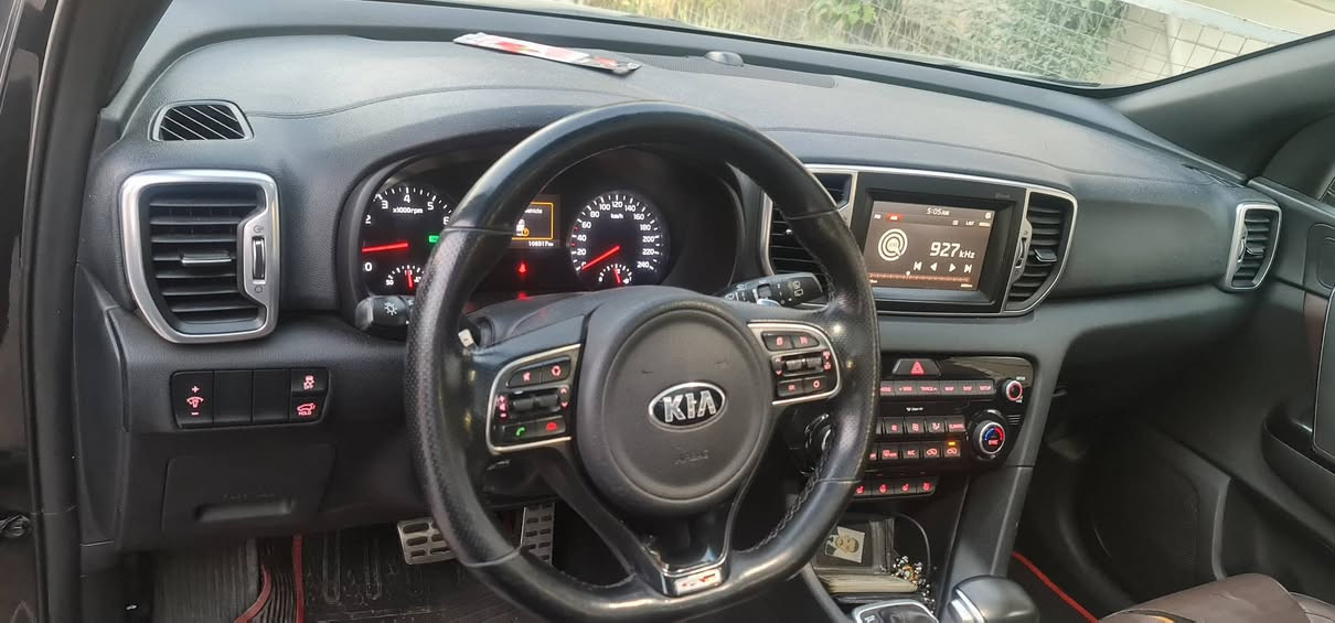 السلام عليكم 
سبورتج 2018 جيتي لاين  مكفولة من الضربة والصبغ من الدعامية للدعامية السيارة ماشية 109 الف km  فول مواصفات بصمة تشغيل وابواب سقف بانوراما داخل جلد قرميدي تدفئة وتبريد ومقاعد خلفية تدفئة سايد بريك دكمة ،اوتو هولد ، فور ويل درايف ، مانع انحدار ، مود درايف، تدفئة مقود ،شاشة اصلية ، كاميرا دوارة ، حساسات امامي خلفي ، زراك لايت ، كير محرك كفالة  ، السيارة مال استخدام شخصي ونظيفة كلش بالعافية على الياخذها للامانة سعرها 190 ورقة مكاني بغداد الكرادة  *********** الرقم بي واتساب للتواصل بغداد, العراق
