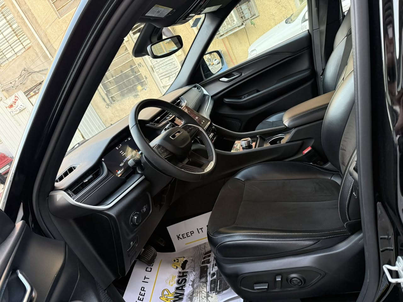 السلام وعليكم
جيب كراند شيروكي بلاب توب 
موديل 2024 
*رادات امامي خلفي 
كشنات تدفئة
ستيرن تدفئة 
مانع انزلاق
حساسات 
صندوك كهرباء 
اشاير مري 
شحن واير ليس
تبريد قطعتين 
تشغيل عن بعد 
تحكم ستيرن 
شفتات سرعه 
صور الحادث مرفقة بل منشور
السيارة بدون ايرباك 
بسمي تحويل ثاني 
مكان السيارة كمب سارة 
*********** 
السعر 380 وبيها مجال بسيط
