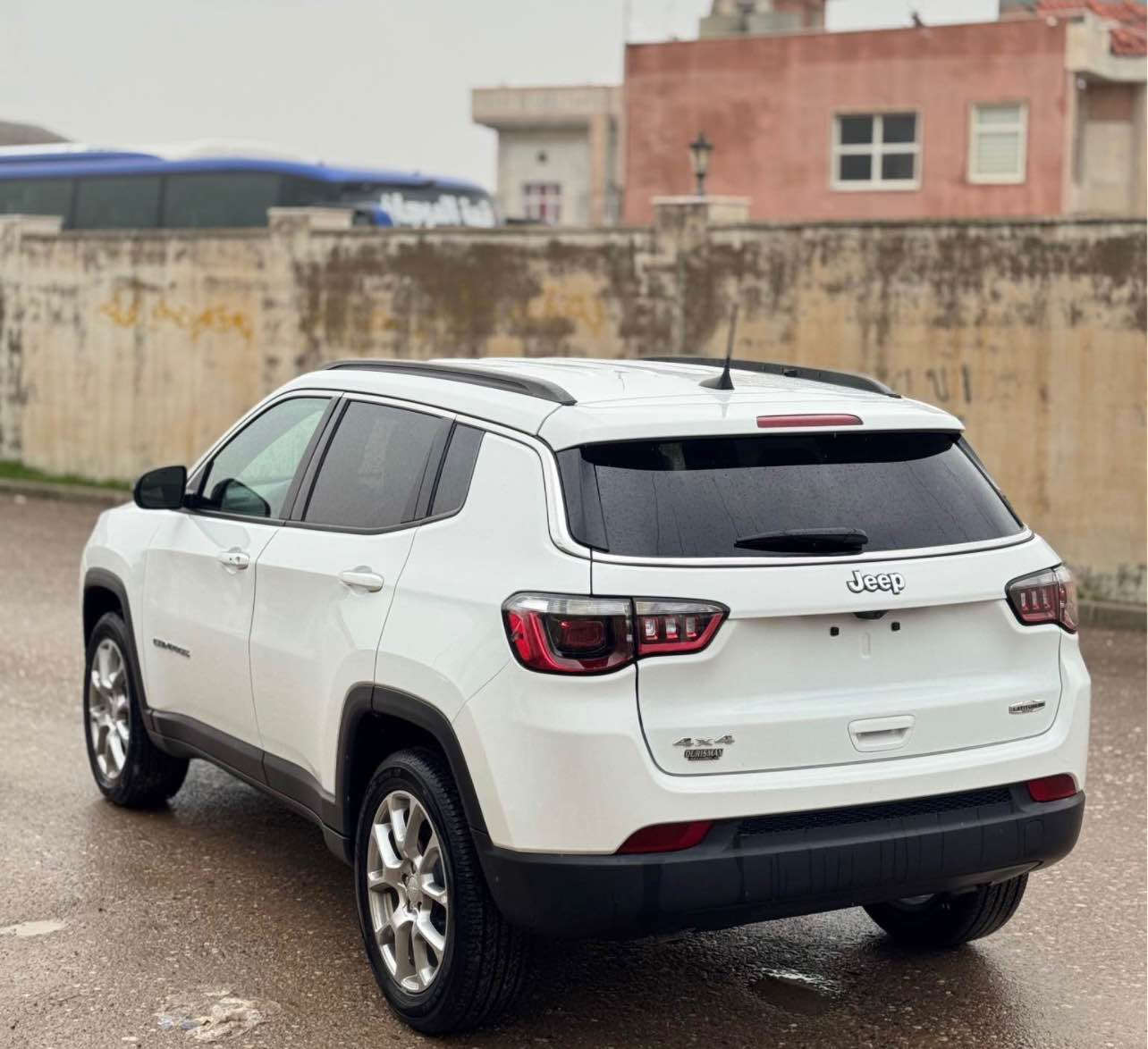 ئەمە ڕێکخستنەوەیەکی جوان و پوختەیە بۆ زانیارییەکانی ئۆتۆمبێلەکەت بە زمانی کوردی، کە گونجاوە بۆ پۆستکردن و فرۆشتن:

جێب کۆمپاس ٢٠٢٤ (Jeep Compass 2024)

تایبەتمەندییەکان:

مۆدێل: ٢٠٢٤

ڕەنگ: سپی

ژمارە: کاتی (٩٠ ڕۆژ)

بزوێنەر: ٤ پستن تۆربۆ (بەهێز و کەم مەسرەف)

سیستەمی گێڕ: دەبڵ ئەکسل (4x4)

مواسەفاتەکان (فول مواسەفات بەبێ پانۆراما):

کوشین: جلد، سارد و گەرم (Full Leather Heated & Cooled Seats)

سوکان: سارد و گەرم

شاشە: شاشە گەورەی نوێ

کارپێکردن: بەسمە و شەغالە (Keyless Entry & Remote Start)

تایە: ٤ تایە و ویلی نوێی لەسەرە

سیستەمی لێخوڕین: خاوەنی چەندین مۆدی لێخوڕینە وەک (بەفر، سەرچیا، قور و لم)

سیستەمی سەلامەتی و یارمەتیدەری شۆفێر:

ڕادار: ڕاداری پێش و دوا

خەتی جادە: سیستەمی ئاگادارکردنەوە و گەڕانەوە بۆ ناو خەت

تەحدید سورعە: سیستەمی جێگیرکردنی خێرایی (Cruise Control)

ئەم ئۆتۆمبێلە هەموو مواسەفاتێکی فوولی تێدایە تەنها سەقفی پانۆراما نییە.

للبيع: جيب كومباس 2024 (Jeep Compass 2024)

المواصفات العامة:

الموديل: 2024.

اللون: أبيض.

الرقم: رقم مؤقت (90 يوم).

المحرك: 4 سلندر توربو (قوة واقتصاد في الوقود).

نظام الدفع: دبل اكسل (4WD) مع وضعيات قيادة متعددة (الثلج، الطرق الجبلية، والمنحدرات).

المواصفات الداخلية والراحة (فول مواصفات ما عدا البانوراما):

الشاشة: شاشة كبيرة تعمل باللمس مع أحدث الأنظمة.

الكراسي: جلد فاخر، مزودة بنظام تدفئة وتبريد.

المقود (الستيرن): مزود بنظام تدفئة وتبريد.

التشغيل: نظام البصمة مع خاصية التشغيل عن بُعد.

الأنظمة والتقنيات:

الأمان: رادار خلفي وأمامي، نظام تنبيه الخروج عن المسار (تحديد مسار).

السرعة: نظام تثبيت وتحديد السرعة (Cruise Control).

العجلات: 4 إطارات مع "ويلات" جديدة تماماً. أربيل, العراق


**إذا كنت صاحب هذا الإعلان وتريد حذفه لأي سبب، رجاءا أرسل رسالة إلى الدعم الفني**