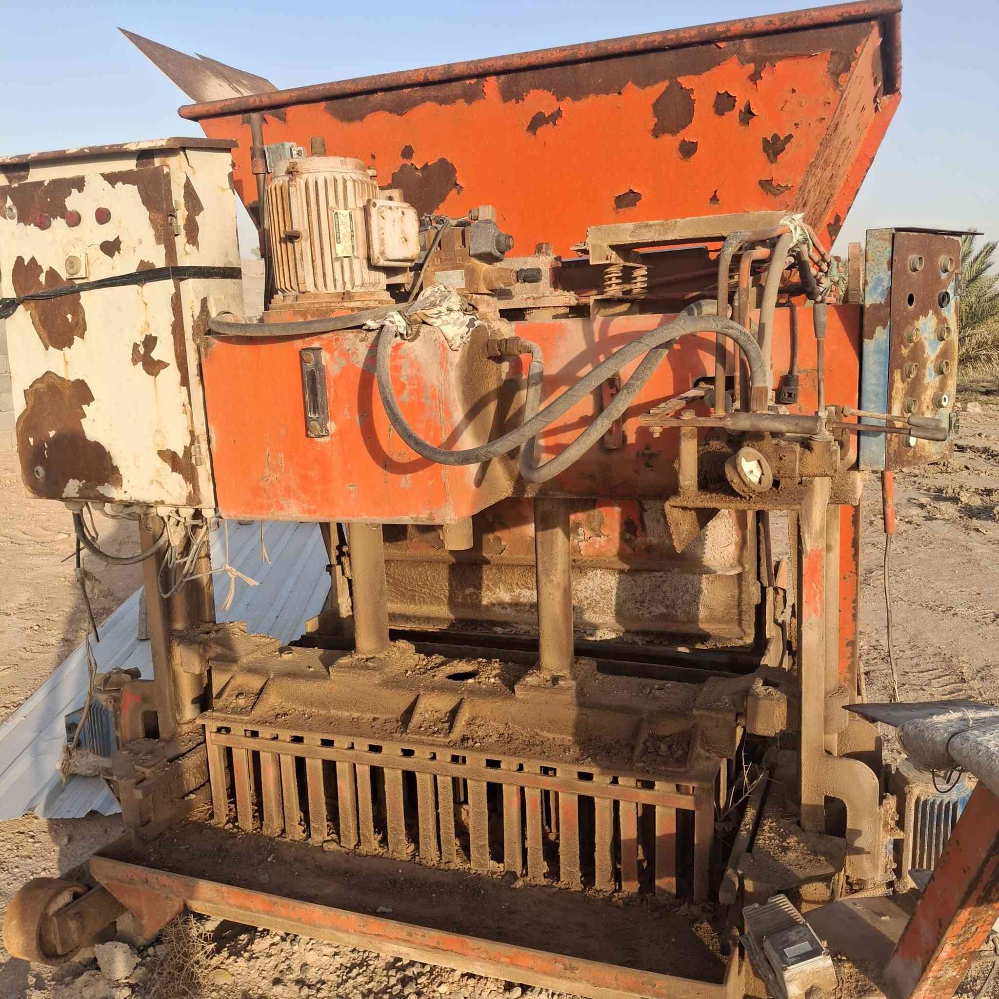 معمل بلوك للبيع مع عرباين ومأطور كير بوكس للإستفسار ***********
