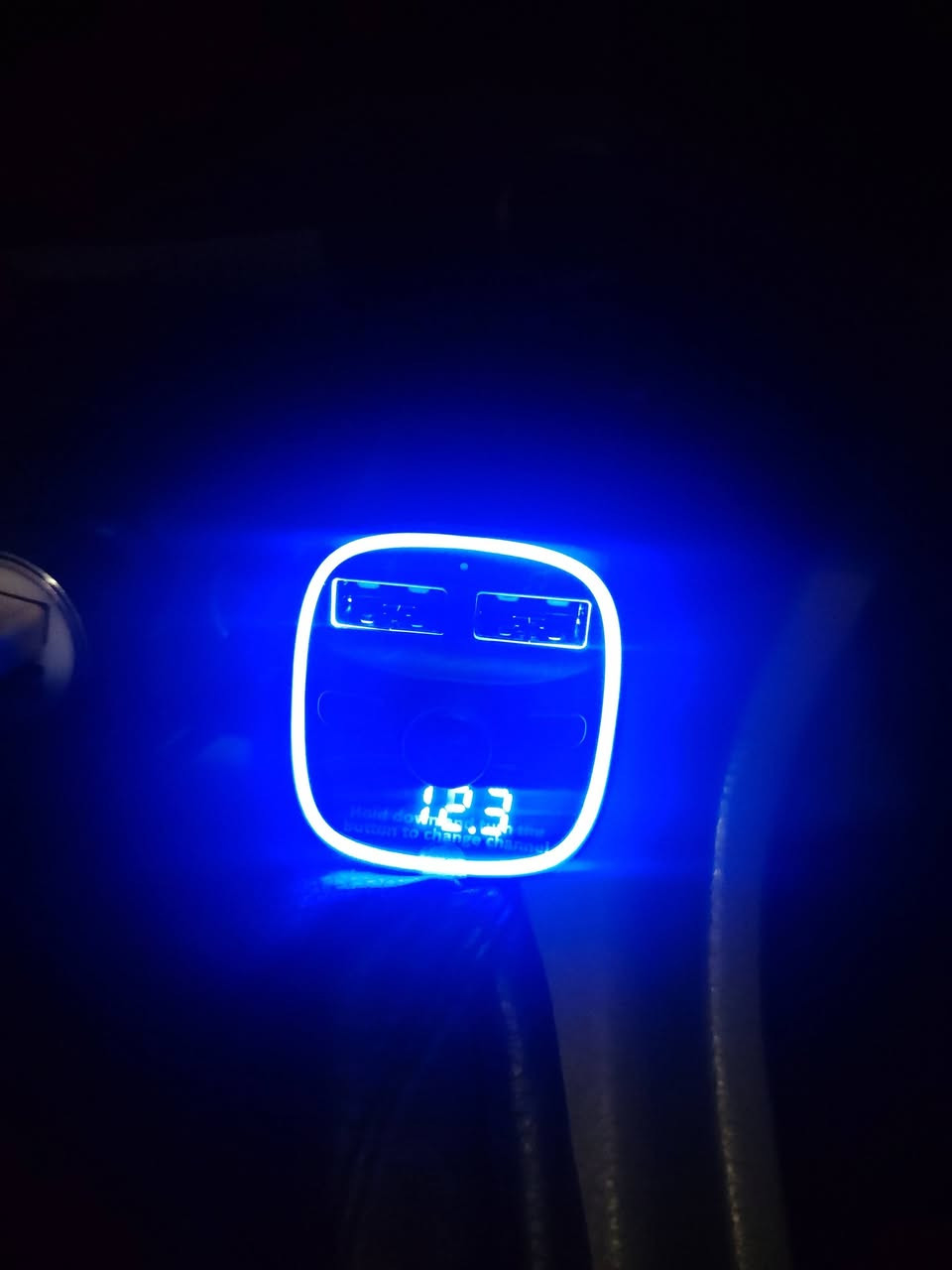 سلام عليكم  جهاز  مشغل MP3 وشاحن سيارة بلوتوث (FM Transmitter)، وهو حل عملي للسيارات اللي ما بيها بلوتوث أو مدخل AUX. طريقة الربط والتشغيل:شد الجهاز: تحطه بمكان "الولاعة" مالت السيارة.ضبط التردد: تفتح راديو السيارة وتختار "تردد فارغ" (يعني محطة بيها بس وشوشة وما بيها بث).مطابقة الرقم: تضغط ضغطة مطولة على الزر اللي بالجهاز لحد ما يكوم الرقم "يرمش"، وبعدين تحرك الزر يمنة ويسرة لحد ما يصير نفس الرقم اللي بالراديو.كنك بالموبايل: تفتح البلوتوث بموبايلك وتسوي "اقتران" (Pairing) وية الجهاز. Farnell +5مميزات الجهاز:تشغيل أغاني: تقدر تشغل أغاني من موبايلك مباشرةً على سماعات السيارة، أو تحط "فلاش" (USB) أو "رام" (Micro SD) بفتحات الجهاز.شحن سريع: يحتوي على فتحات USB لشحن الموبايل أثناء القيادة.مكالمات (Hands-free): تقدر تجاوب على المكالمات وتسمع صوت المتصل من سماعات السيارة وتحجي وياه لأن الجهاز بي "مايك" داخلي.التحكم: الزر الوسطي تقدر من خلاله (تجاوب/تنهي المكالمة، تشغل/توقف الأغنية، وتعلي وتنصي الصوت). قطعة اصلية جديدة سعر 10 تواصل ***********
