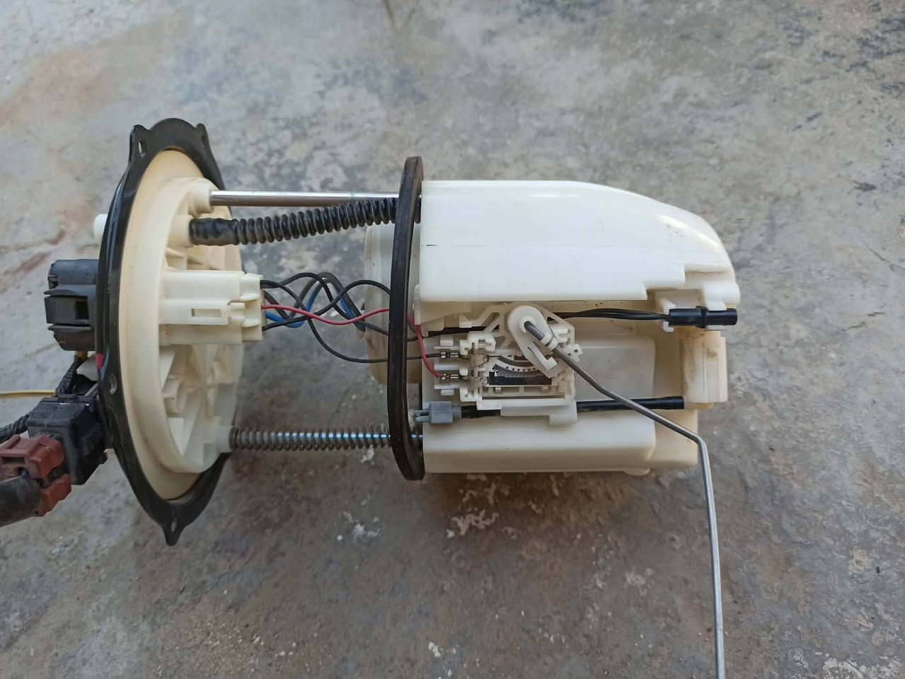 السلام عليكم ورحمة الله
توفرت قواعد فيت بم قرش كلنت 
اصلي مؤسسة حاوية كاملة مع الطوافة 
السعر 45 الف
العنوان بغداد الحبيبية قرب ساحة الحمزة 
للاتصال ***********
