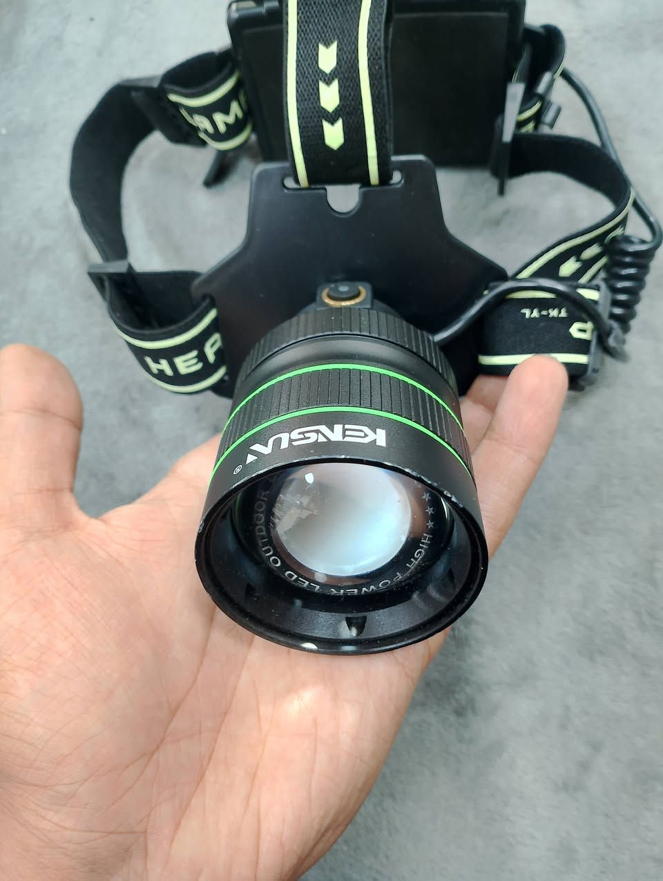 كشاف تكتيكي قوي بمدى طويل.
الطاقة: قابل لإعادة الشحن عبر منفذ USB، مع إمكانية استخدامه كباور بانك لشحن الأجهزة الأخرى.
المميزات: مقاوم للماء (تصنيف IP45)، ويتميز بخاصية التكبير والتصغير (Telescopic Zoom).
الأوضاع: يحتوي على 5 أوضاع إضاءة مختلفة (قوية، متوسطة، ضعيفة، وامض، و SOS).
يوجد توصيل لجميع المحافضات 🛵 
***********
